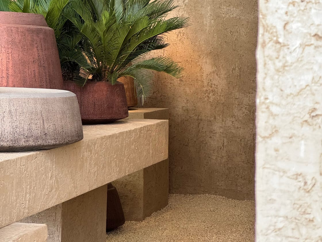 Detalhe de ambiente clínico sofisticado, tons claros e texturas naturais.