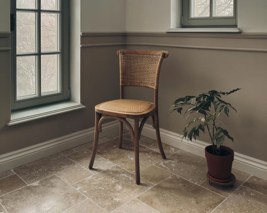Ambiente clínico sofisticado e acolhedor, com luz natural suave.